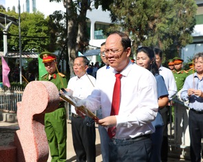 Phó bí thư thường trực Thành ủy TP.HCM dâng hương tưởng nhớ cố Tổng bí thư Trần Phú