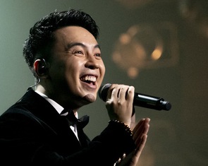 Ca sĩ sở hữu bản hit 'Chào em cô gái Lam Hồng' với hơn 10 triệu view là ai?