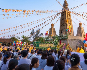 Bên bảo tháp tre chùa An Trú, cả ngàn người dự lễ Phật đản