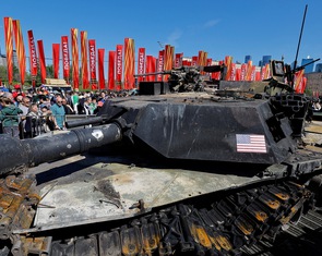 Tin thế giới 2-5: Nga trưng bày xe tăng thu được ở Ukraine; Mỹ trừng phạt Nga, Trung Quốc