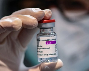 Nhiều gia đình bỏ kiện vắc xin AstraZeneca vì... khó thắng