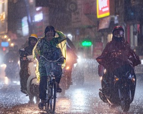 Cảnh báo mưa dông giờ tan tầm ở Hà Nội, đêm nay miền Bắc tiếp tục mưa to