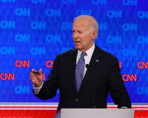 Ông Biden nhiều lần diễn đạt lắp bắp trong buổi tranh luận với ông Trump