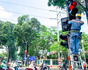 Đang lắp 50 mũi tên cho rẽ phải khi đèn đỏ tại các giao lộ ở TP.HCM