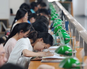 Học đại học ở Trung Quốc: Sinh viên thiếu trước hụt sau