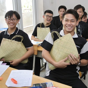 Bộ sưu tập cặp đi học độc lạ của Trường THPT Võ Văn Kiệt vào ngày thứ 5 hạnh phúc