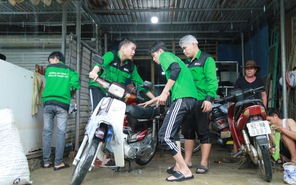 Đội SOS sinh viên Đà Nẵng sửa xe lưu động miễn phí cho người dân