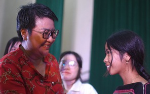 Báo Tuổi Trẻ trao học bổng học sinh vượt khó học giỏi Bình Định
