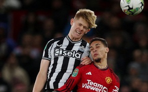 Newcastle nhấn chìm Man United vào khủng hoảng