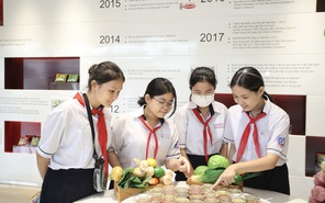 Học sinh THCS Đồng Khởi thích thú trước quy trình sản xuất mì ăn liền
