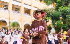 Tiết mục flashmob Việt sử kiêu hùng của Trường THPT Trưng Vương bất ngờ hot trở lại