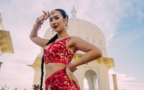 Nét giao thoa văn hoá Việt Ấn trong MV mới của Võ Hạ Trâm