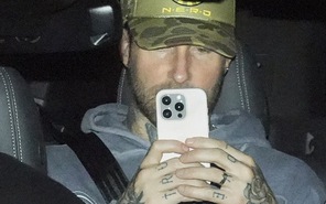 Đến Phú Quốc lúc nửa đêm, Maroon 5 dùng điện thoại quay cảnh phóng viên săn hình