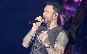 Thủ lĩnh Maroon 5 cởi phăng áo, hôn gió, quyến rũ khán giả ở Việt Nam