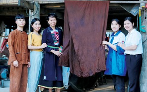 Nhóm học sinh tự nhuộm vải giới thiệu văn hóa
