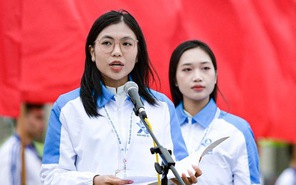 Gần 700 đại biểu Đại hội Hội sinh viên viếng Lăng, báo công với Bác Hồ