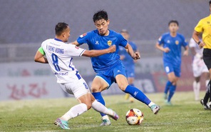 Sông Lam Nghệ An, Quảng Nam rượt đuổi kịch tính trong trận hòa 8 bàn thắng