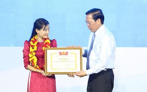 Cô Thu Tắk Pổ nhận giải thưởng Tình nguyện quốc gia 2023