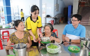 Bếp ăn nhân ái của Trường THCS Nguyễn Gia Thiều - nấu ăn để thêm yêu thương mọi người