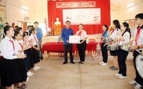 Thiếu nhi TP giao lưu, tặng quà Trường tiểu học Hữu nghị Việt - Lào