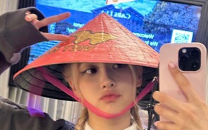 Các thành viên BLACKPINK "đua nhau" đăng hình ảnh nón lá Việt Nam lên Instagram