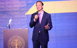 Chủ tịch Đại học Fulbright: Cứ ‘flex’ vì bạn là duy nhất