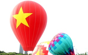 Khinh khí cầu quốc kỳ khổng lồ tung bay trong Ngày Quốc khánh 2-9