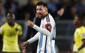 Messi sút phạt ghi bàn giúp Argentina đánh bại Ecuador