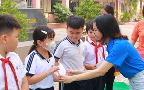 Thiếu nhi khó khăn Trường tiểu học Quang Trung (Đồng Nai) nhận học bổng từ Chi đoàn Khăn Quàng Đỏ