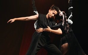 S.T Sơn Thạch 'dụ' Kaity Nguyễn thử sức với Bungee Dance