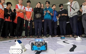 Bạn trẻ thích thú khi tự tay điều khiển robot, tìm hiểu về ngành học trí tuệ nhân tạo