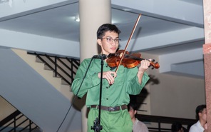 Trổ tài chơi đàn violin siêu 'nghệ' khi học quân sự, nam sinh Khánh Hòa còn gây ấn tượng vì điều này