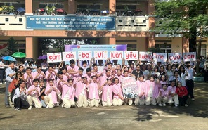 Xúc động màn flashmob dành tặng cha của teen Trường THPT Nguyễn Hữu Huân