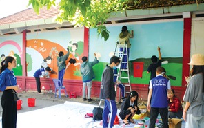 Tuổi trẻ TP.HCM tích cực vẽ tranh tường làm đẹp đường phố