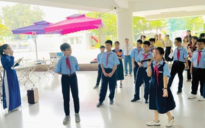Teen Trường THCS Nguyễn Văn Tố hào hứng làm hướng dẫn viên