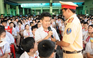 Teen Trường THCS Ba Đình học an toàn giao thông qua tiểu phẩm