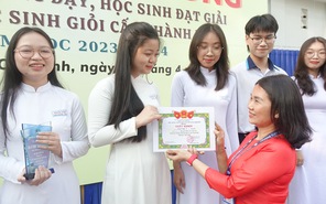 Trường THPT Bình Phú khen thưởng học sinh giỏi cấp thành phố