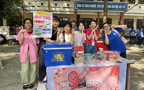 Sôi nổi phiên chợ xanh tại Trường THPT Nguyễn Hữu Huân