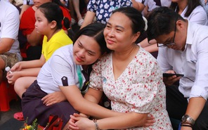 Ngập cảm xúc ở lễ tri ân trưởng thành Trường THPT Nguyễn Thị Minh Khai