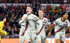 Leverkusen đặt một chân vào chung kết Europa League