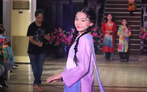 Mãn nhãn với màn trình diễn áo dài của mẫu nhí tại Lễ hội Thiếu nhi KIDS Fest 2024