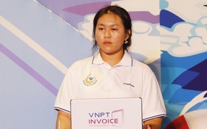 Giành chiến thắng, nữ sinh Trường THPT Nguyễn Đình Chiểu nhận quà đặc biệt của bà nội
