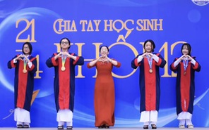 Cô hiệu phó Đồng Nai gây sốt với video nhảy chia tay học trò lớp 12