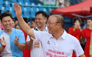 Thầy Park Hang Seo vào sân thi đấu cùng các học trò cũ