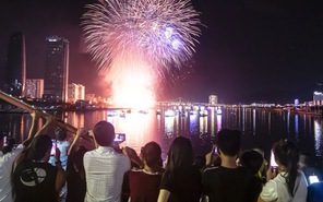 Biển người chen chân bên sông Hàn xem chung kết pháo hoa quốc tế 2024