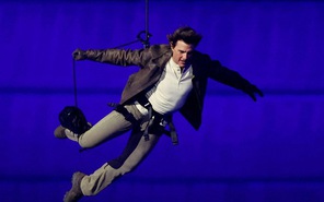 Tom Cruise đu dây như Mission: Impossible tại lễ bế mạc Olympic 2024