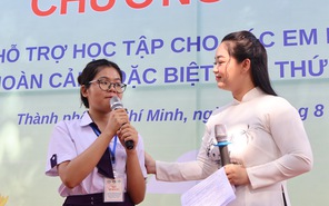 Hội Bảo vệ quyền trẻ em trao học bổng cho học sinh có hoàn cảnh khó khăn