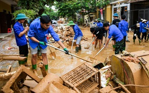 Nước lũ vừa rút, bạn trẻ Yên Bái lội bùn khắc phục hậu quả thiên tai