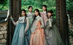 Idol Kpop diện hanbok, đãi fan 'bữa tiệc visual' dịp Trung thu