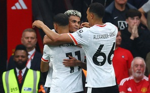 Bảng xếp hạng Premier League: Thua Liverpool 0-3, Man United xuống tốp dưới